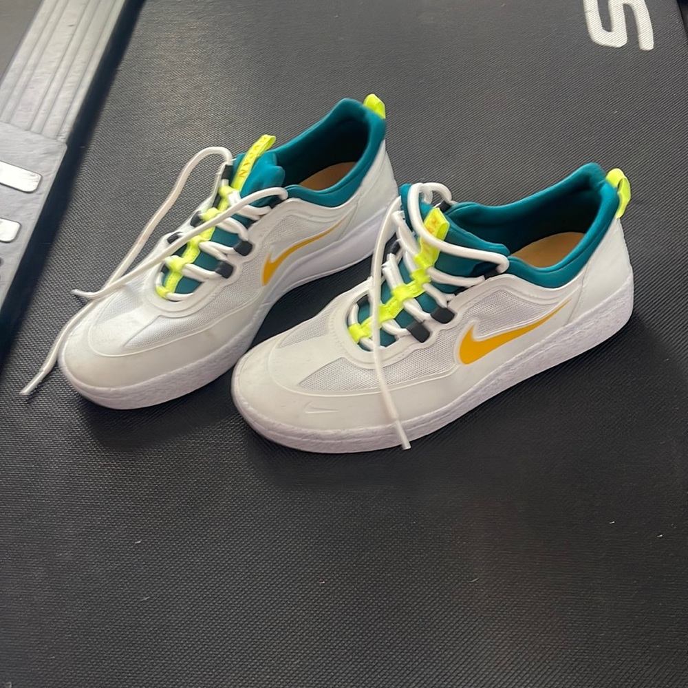 Like new mens Nike tennis shoes